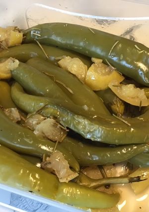 Une photo de Piments verts au citron confit,romarin et huile de truffe