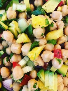 Una foto de Ensalada de garbanzos con piña tipo Sonia