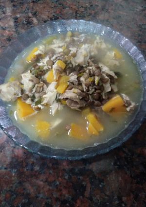 Una foto de Sopa de verduras con pollo.Grace