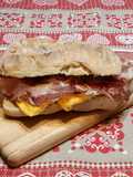 Panino frittata, provola affumicata e coppa piacentina