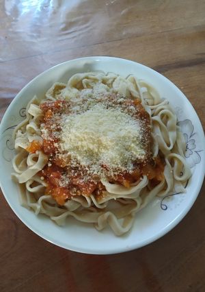 Una foto de Pasta fresca spaghettis con salsa de tomate 🍅