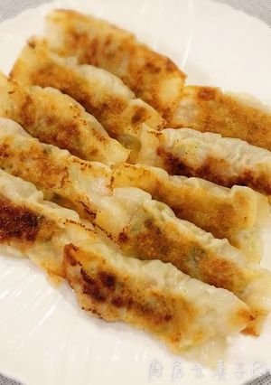 A picture of Cabbage Pork Potstickers.