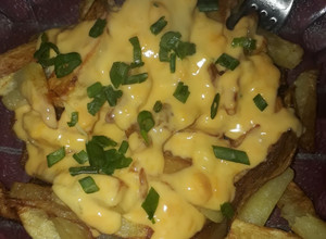Una foto de Papas con cheddar♡