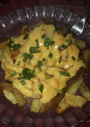 Una foto de Papas con cheddar♡