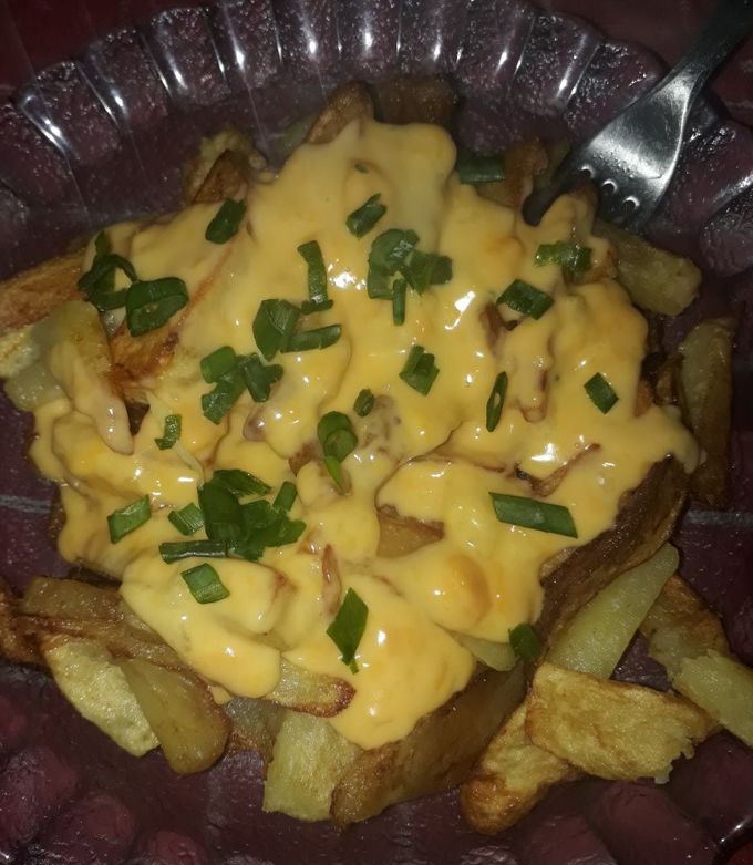 Una foto de Papas con cheddar♡