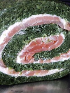 Una foto de Rollo de espinacas con salmón y queso