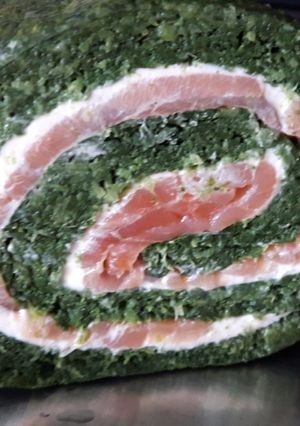 Una foto de Rollo de espinacas con salmón y queso