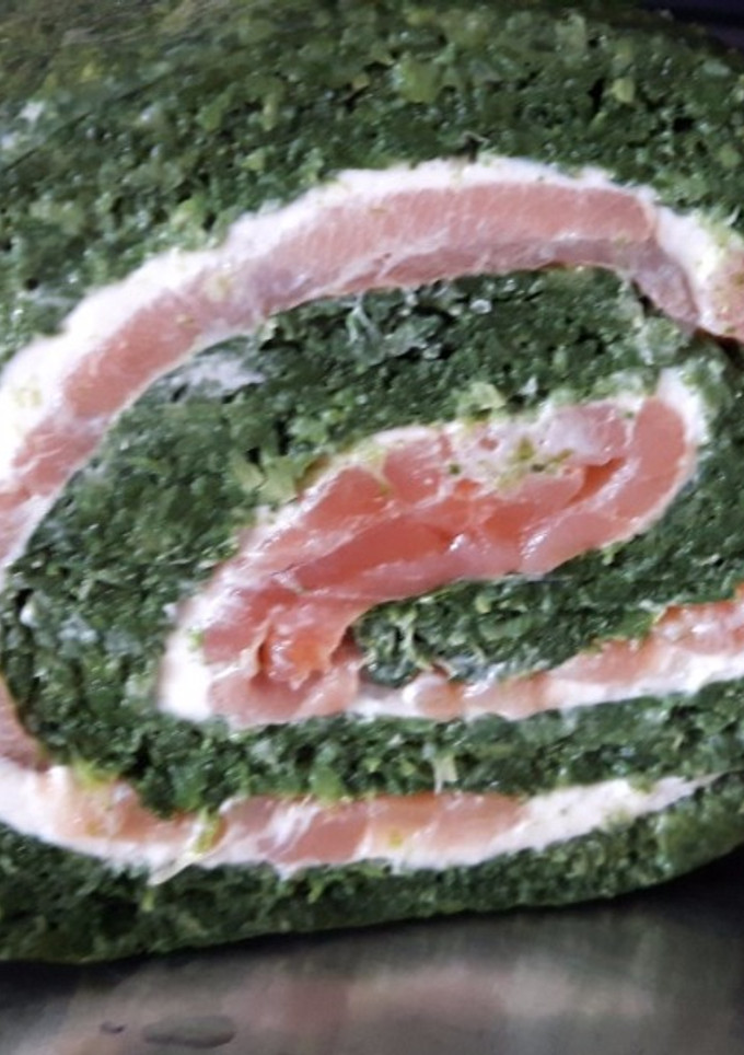 Una foto de Rollo de espinacas con salmón y queso