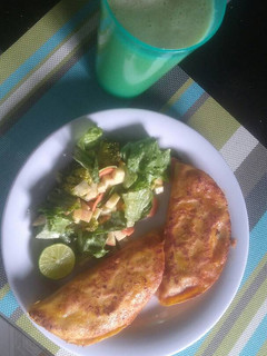 Una foto de Taquitos de barbacoa de soya con ensalada fresca de manzana