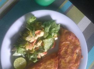 Una foto de Taquitos de barbacoa de soya con ensalada fresca de manzana