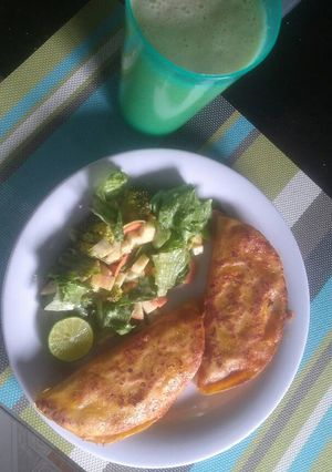 Una foto de Taquitos de barbacoa de soya con ensalada fresca de manzana