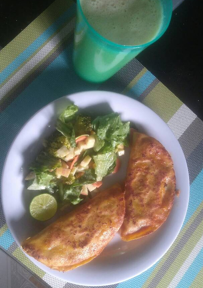 Una foto de Taquitos de barbacoa de soya con ensalada fresca de manzana