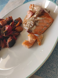Una foto de Salmón con pisto (Cosori)