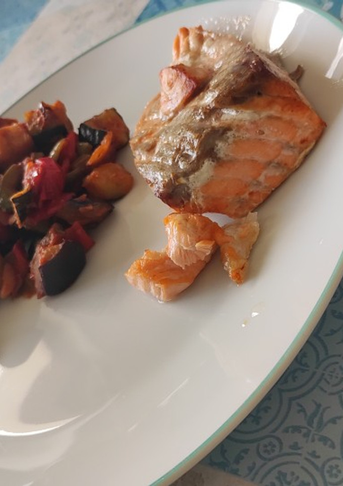 Una foto de Salmón con pisto (Cosori)