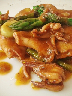 Una foto de Chipirones en salsa, con trigueros