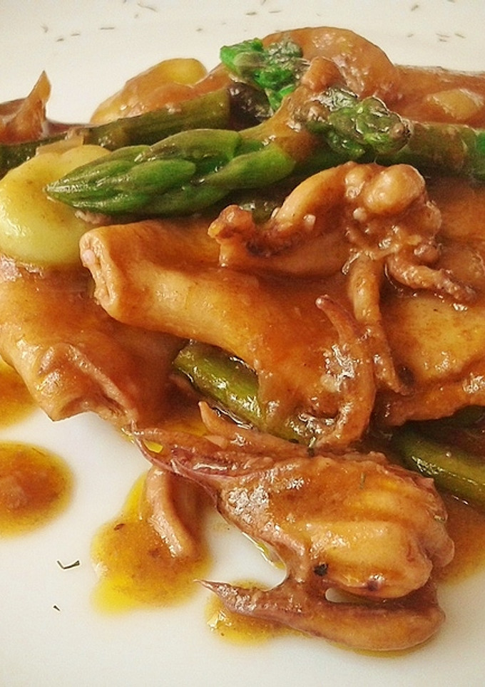 Una foto de Chipirones en salsa, con trigueros