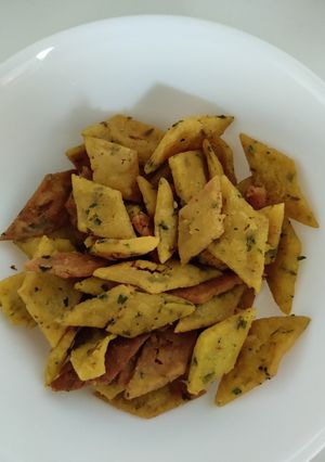 चावल के कुरकुरे नमक पारे(chawal ke kurkure namak pare recipe in hindi) रेसिपी मुख्य फोटो