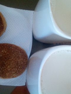Una foto de Leche de soya con pan integral