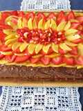 Torta al cacao con pesche e fragole