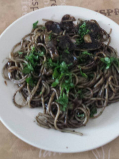 Una foto de Spaghetti con sepia y su tinta
