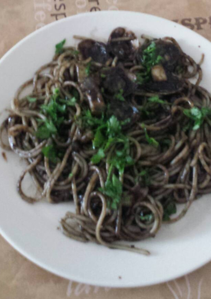 Una foto de Spaghetti con sepia y su tinta