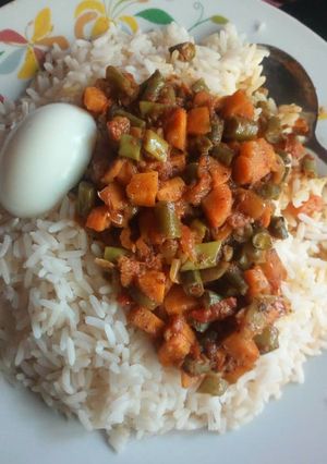 A picture of Rice,vegetable sauce and egg.