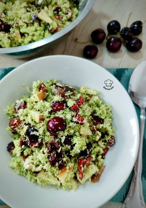 Una foto de Cuscús de brócoli con manzana y cerezas