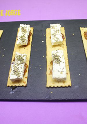 Foto principal de Barritas de orégano con queso fresco y mermelada