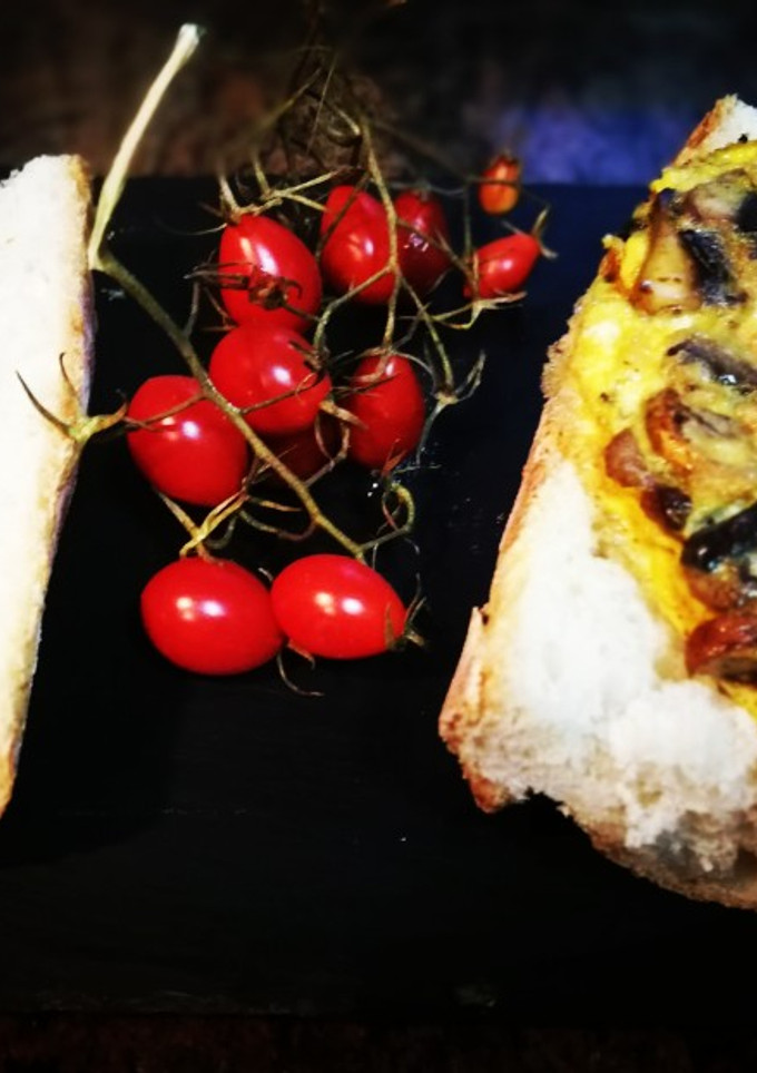 Una foto de Bocadillo con tortilla de champiñones