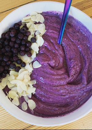 Une photo de ☆Smoothie Bowl Myrtilles, Amandes et Avocat☆