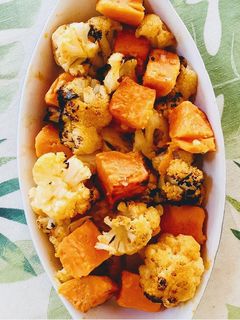 Una foto de Coliflor asada con boniato y naranja (realfood)