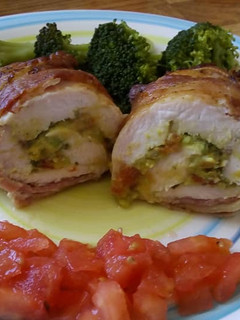 Una foto de Arrollado de pollo relleno con guacamole