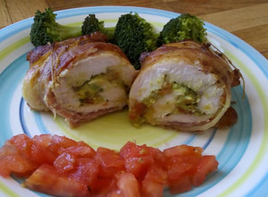 Una foto de Arrollado de pollo relleno con guacamole