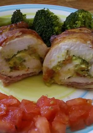 Una foto de Arrollado de pollo relleno con guacamole