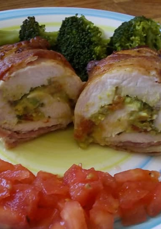 Una foto de Arrollado de pollo relleno con guacamole