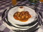 Una foto de lomo de cerdo en salsa de pimentón