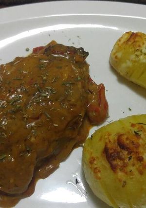 Una foto de Entrecot con salsa rosa y papas estilo peine