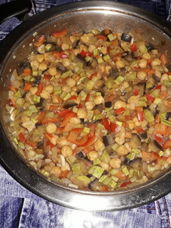Una foto de Garbanzos rehogados con verduras y especias