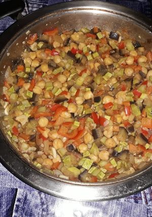 Una foto de Garbanzos rehogados con verduras y especias
