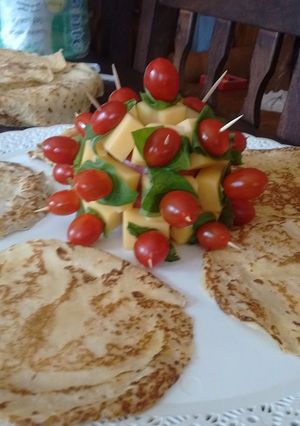 Una foto de Queso, tomate, albahaca