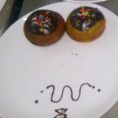 A picture of Berlin doughnuts with apricot jam filling.