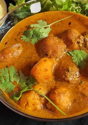 कश्मीरी आलू दम(kashmiri aalu dum recipe in hindi) रेसिपी मुख्य फोटो