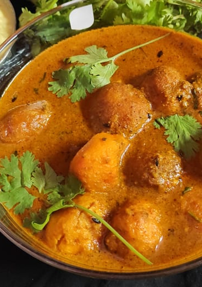 कश्मीरी आलू दम(kashmiri aalu dum recipe in hindi) रेसिपी मुख्य फोटो