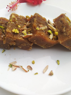 கோதுமை பர்பி (Sukhdi - Gujarati traditional sweet) (Kothumai burfi recipe in tamil) செய்முறை முக்கிய புகைப்படம்