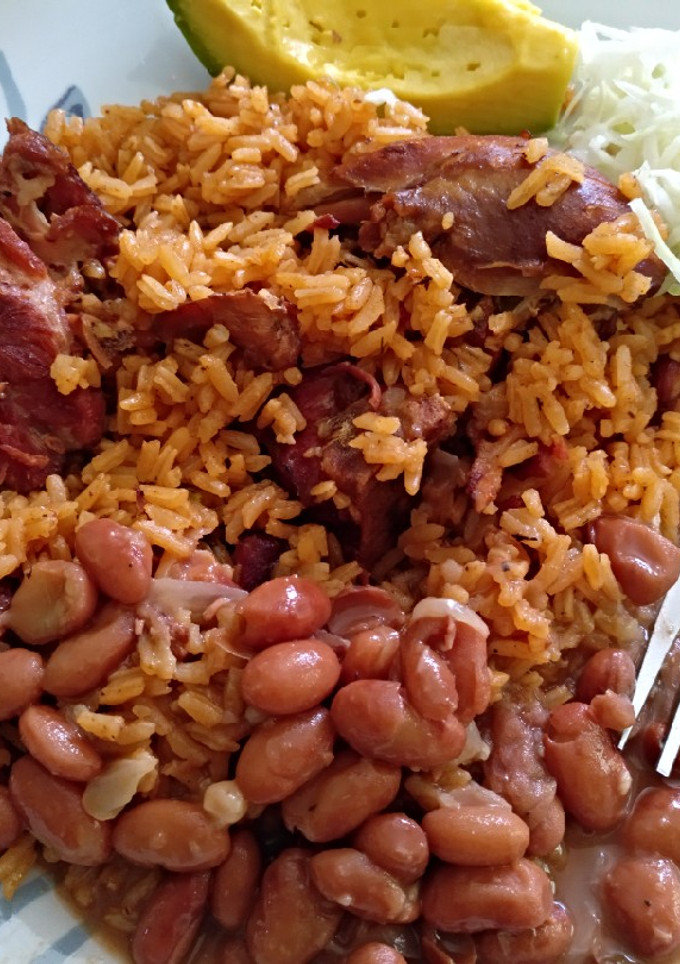 Una foto de Locrio de pollo y chuletas de cerdo