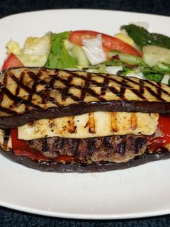 Una foto de HAMBURGUESA Y BERENJENA Sándwich. KETO. JON STYLE