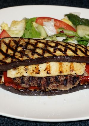 A picture of KETO EGGPLANT AND BURGER SANDWICH. JON STYLE.