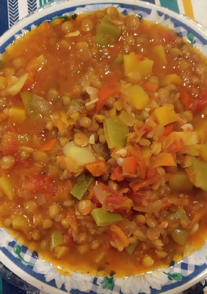Una foto de Guiso de lentejas vegano
