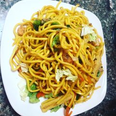 A picture of Pancit w Shrimps and Chicken.