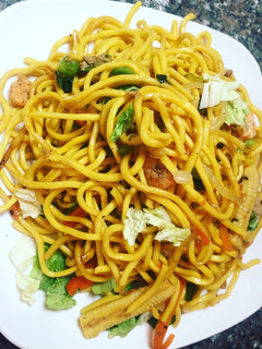 A picture of Pancit w Shrimps and Chicken.